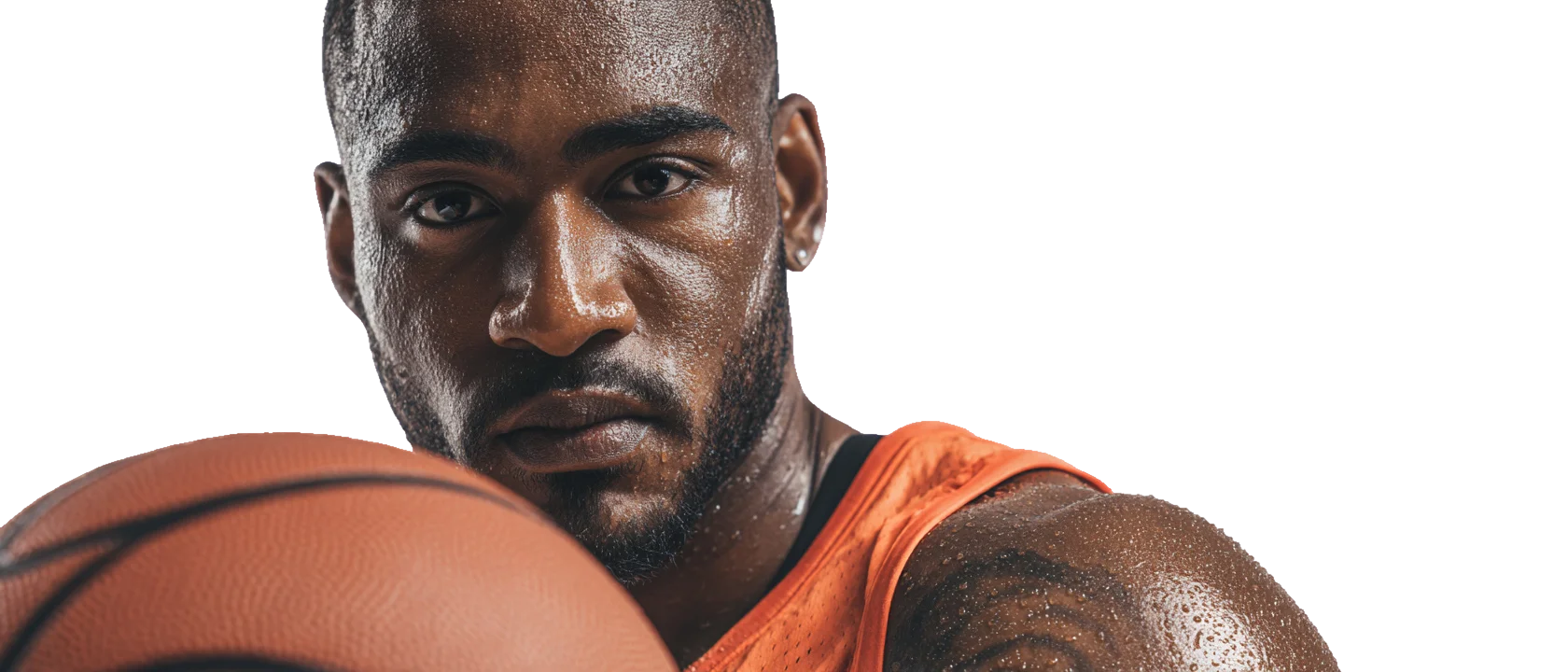 Nahaufnahme eines Basketballspielers mit orangefarbenem Trikot und Ball, Schweiß und Intensität sichtbar