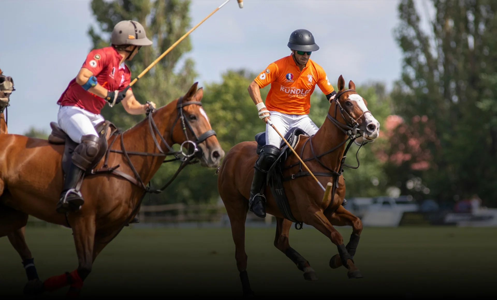 Zwei Polospieler auf Pferden im Spiel, Dynamik und Risiko im Profisport sichtbar