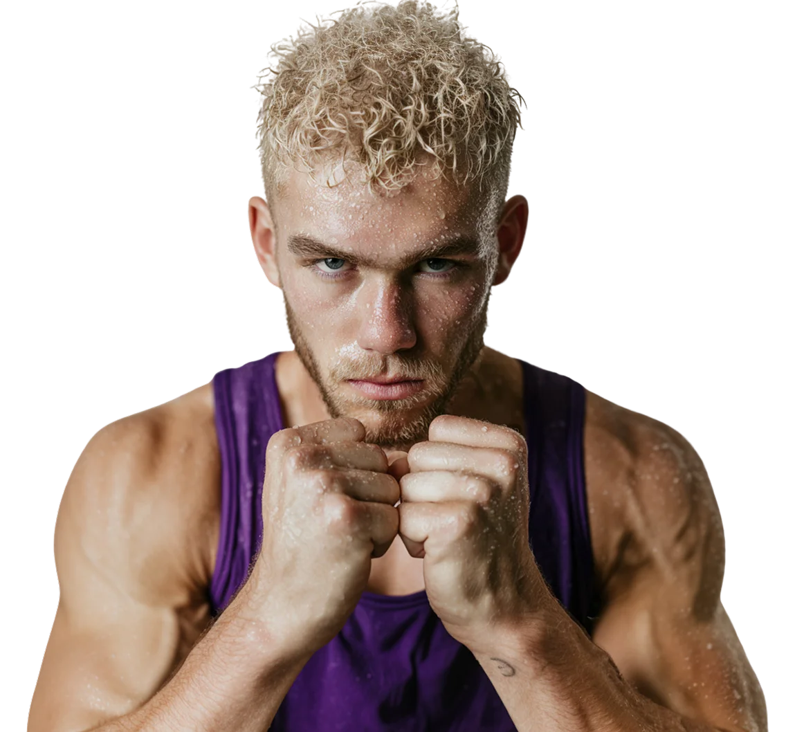 Nahaufnahme eines Boxers mit lila Sportshirt, erhobene Fäuste und Schweiß im Trainingskampf